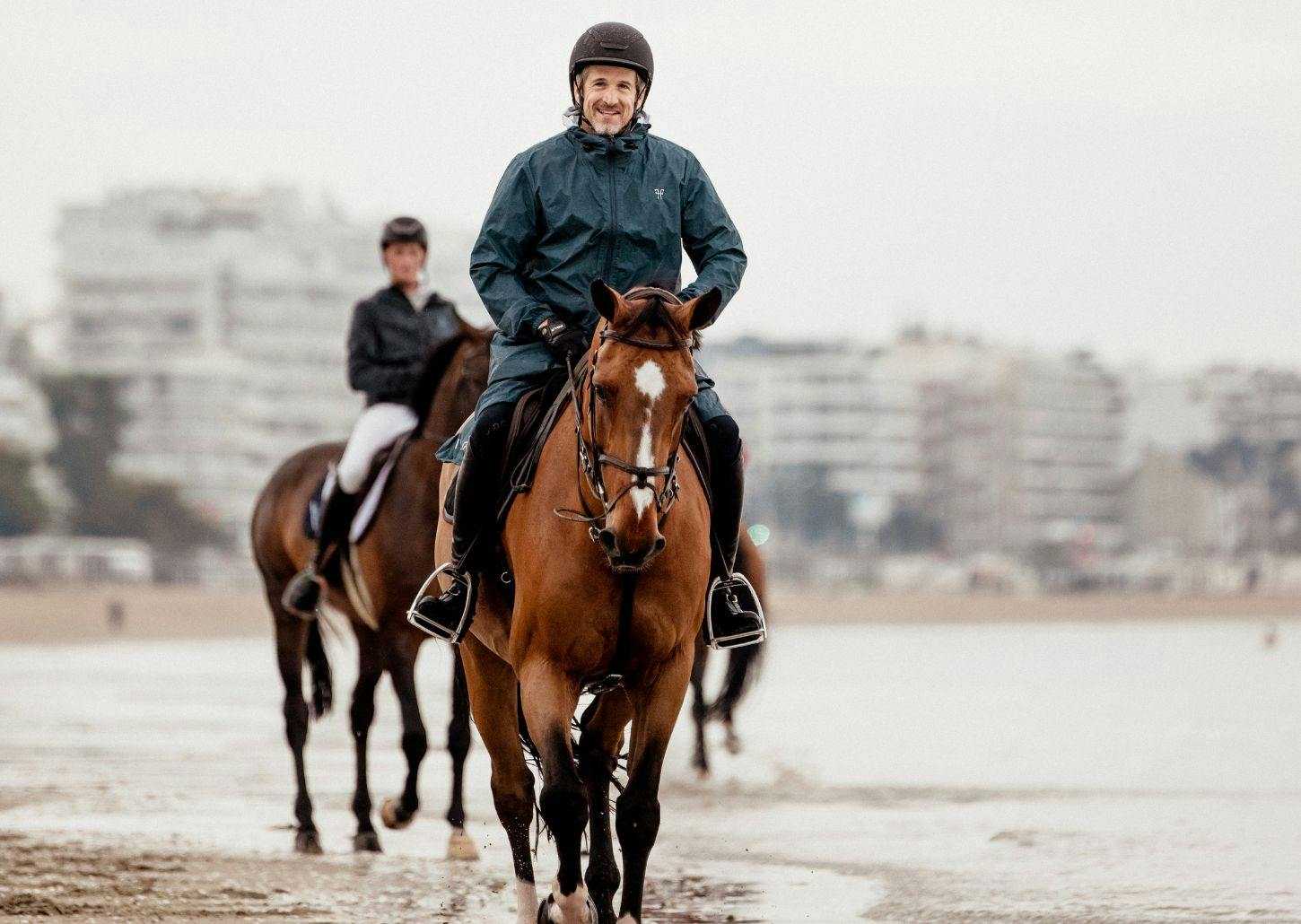 Guillaume Canet à cheval sur la plage
